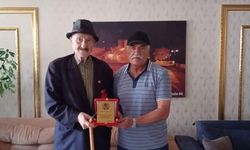Eski başkandan Mustafa Hamiş’e plaket