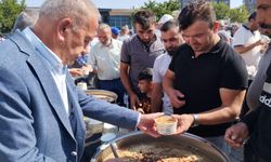 Zahire pazarında aşure dağıtıldı