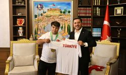 Avrupa Şampiyonu Ünlü’den Başkan Arı’ya ziyaret