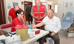 Vali Fidan’dan Kızılay’a kan bağışı