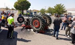 Yaşlı adam devrilen traktörün altında kaldı
