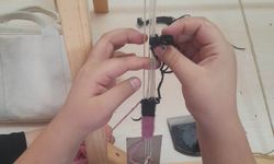 Minik eller halı dokumayı öğrendi