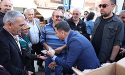 Başkan Arı çarşıda kabak çekirdeği dağıttı