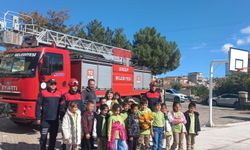 Minik öğrencilere uygulamalı yangın tatbikatı