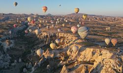 Kapadokya vadileri balonlarla renklendi