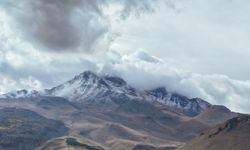 Yılın ilk karı Erciyes’e düştü, Nevşehirli üşüdü