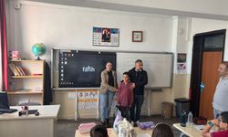 Yolda altın bilezik bulan çocuk emniyete koştu