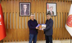 İş insanı Selami Küsmez’den NEVÜ’ye çok dilli kitap bağışı