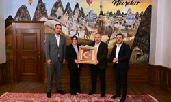 İlmek ilmek dokunan bayrak Vali Fidan’a hediye edildi