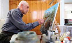 Avanoslu emekli pilot tutkusunu tuvale yansıtıyor