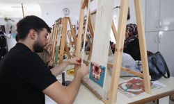 Üniversiteli gençler dokuma tezgahının başına geçti