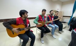 Kızılay gönüllülerinden özel öğrencilere müzikli sürpriz