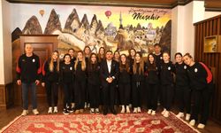 Başkan Arı, Galatasaraylı sporcularla bir arada