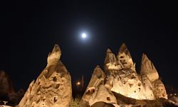 Kapadokya’da dolunay güzelliği: Kartpostallık manzara (video)