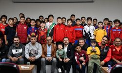 Başkan Arı'dan gençlere jest