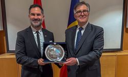 Büyükelçi Tinca’dan Dinler’e onur plaketi