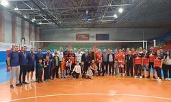 Öğretmenler voleybol müsabakalarında ter döktü