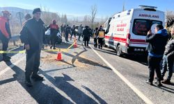 Yolcu otobüsü ile otomobil çarpıştı: 11 yaralı