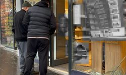 Otomobilin dükkana daldığı kazanın görüntüleri ortaya çıktı