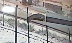 Şarampole devrilen tır kameralara yansıdı