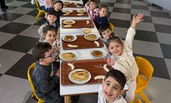 Minik Şefler pankekleri zevklerine göre süsledi