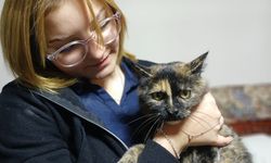 Nevşehir’de liseli gençler yaralı kediye umut oldu