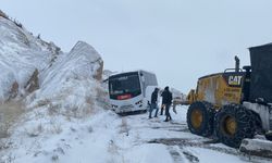 Nevşehir’de karda mahsur kalan araçlar kurtarılıyor