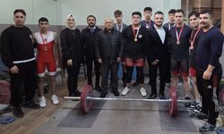 Genç erkekler halter müsabakaları sona erdi