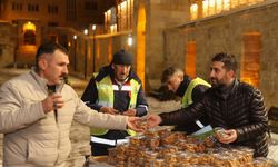 Belediye vatandaşlara kandil simidi ve şerbet dağıttı