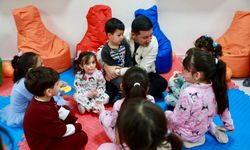 Başkan Arı, miniklerle masal dünyasına yolculuk yaptı