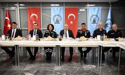 Vali Fidan havalimanı personeliyle aynı sofrada orucunu açtı