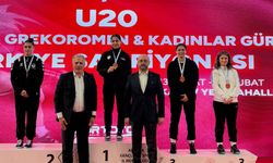 Nevşehir’e kadın güreşçilerden çifte Türkiye derecesi