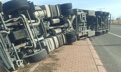Nevşehir’de feci kaza! Tır şarampole devrildi