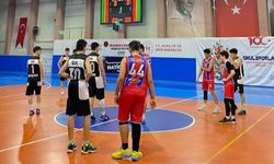 Genç basketbolcular şampiyonluk için ter döküyor