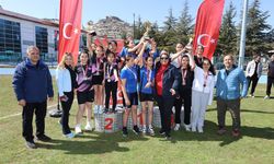 Nevşehir’de büyük mücadele! Genç sporcular pistte nefes kesti