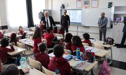 İl Millî Eğitim Müdürü Yazıcı, öğrencilerle sınıfta buluştu