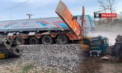 Nevşehir’de yük treni tıra çarptı: 2 makinist yaralandı