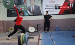 Nevşehirli şampiyon Şaziye Erdoğan milli haltercileri yetiştiriyor