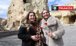 Kapadokya’da kadın turistlere 8 Mart sürprizi: Çiçekle karşılandılar