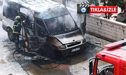 Seyir halindeki minibüs alev alev yandı
