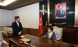 Rasim Arı, koltuğunu çocuklara teslim etti