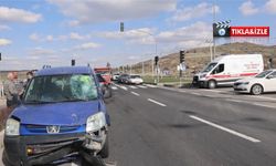 Nevşehir’de kırmızı ışıkta feci kaza: Motosiklete çarptı, 2 yaralı