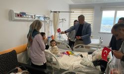 23 Nisan coşkusu hastaneye taşındı: Minik hastalara moral