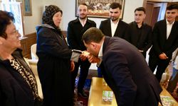 Başkan Arı çocuklara harçlık dağıttı, vatandaşlarla bayramlaştı