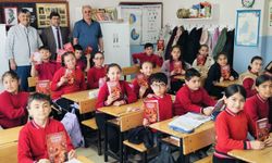 Derinkuyu’da öğrencilere ücretsiz öykü kitabı dağıtıldı