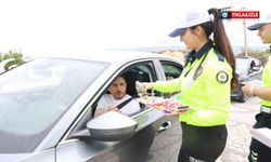 Bayram için Kapadokya’ya gelenlere polis ekiplerinden tatlı karşılama