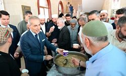 Vali Kök, aşure kazanının başında vatandaşlarla buluştu