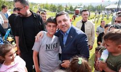 Nevşehir'de görsel şölen! Türk bayraklı uçurtmalar gökyüzünde süzüldü