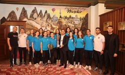 Nevşehir'in altın kızları kupayla başkanlık makamında