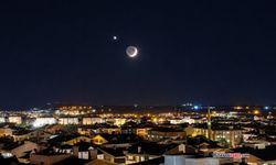 Nevşehir'de gökyüzünde ay ve yıldız buluştu!